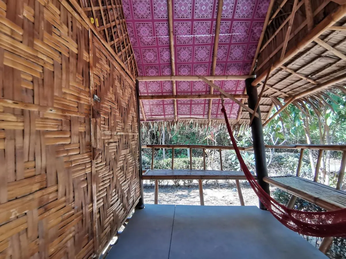 Phuhaya Bamboo Bungalows 코란타